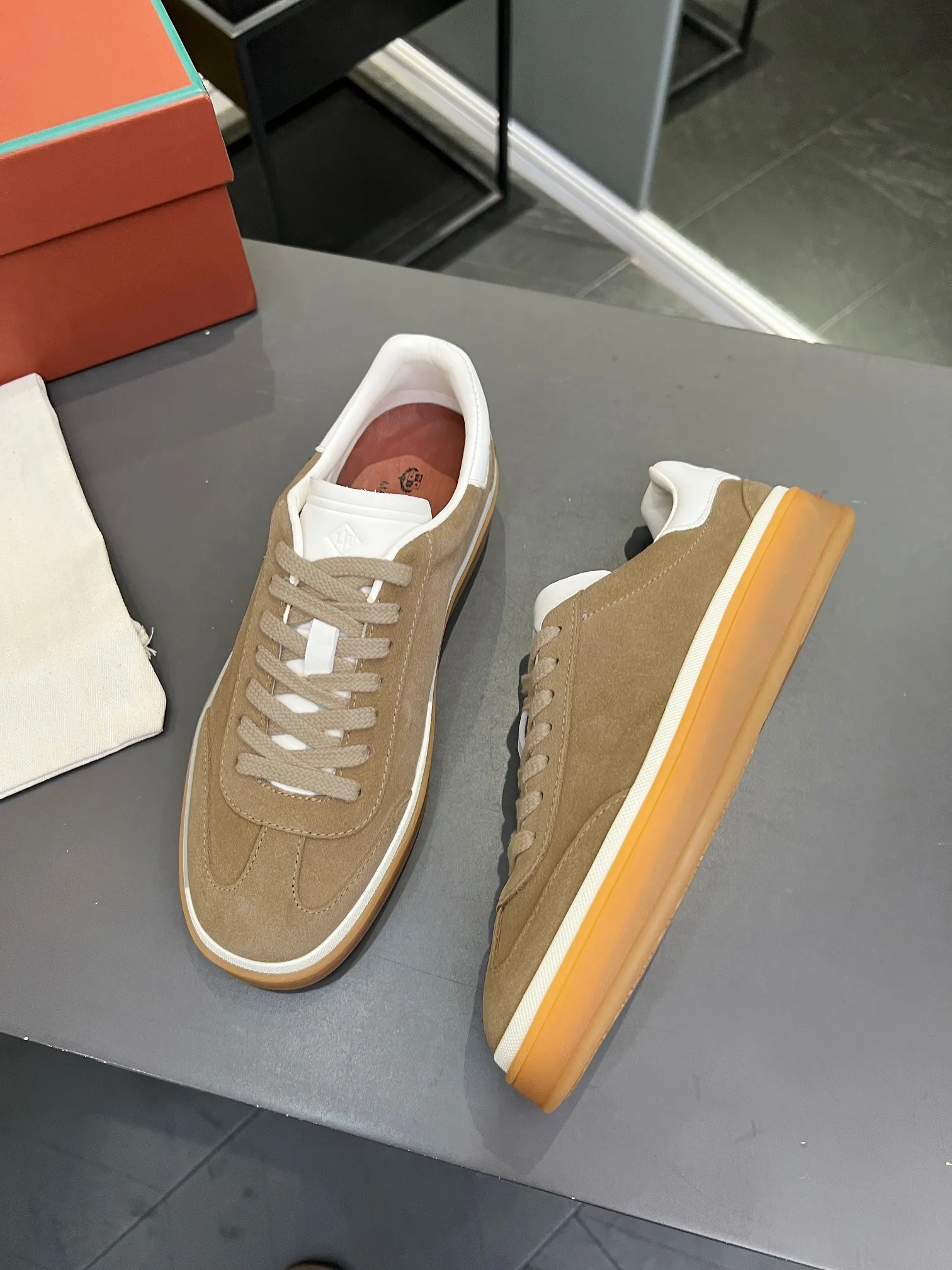 Men's shoes 💰600 purchasing agent, high version 🦅⛳️ Italy [Loro Piana] Tennis walk series LP couple's moral training shoes casual sports shoes sneakers 🎁🎁 Original purchase development and production This new suede tennis shoe adopts an ultra-low design, suitable for wearing all year round 👫👫 The wrapped sole creates an effortlessly attractive color combination that harmoniously blends functionality with understated style, making it the ideal shoe for urban wear. Soft calfskin tongue with Kummel color insert at the heel, cotton lace upper with embossed LP logo, cowhide suede sole, rubber-lined calfskin ✦Upper: imported first-layer cowhide➕customized original cowhide ✦lining: cowhide lining➕cowhide insole ✦sole: original molded TPR ultra-light outsole ✦packaging: original complete package ✦Female size: 35--40 ✦Male size: 39--45